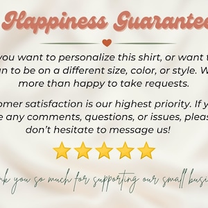K&ouml;nnte beinhalten: Text "Happiness Guarantee" mit einem Herzsymbol. Wenn Sie dieses Shirt personalisieren m&ouml;chten oder den Entwurf in einer anderen Gr&ouml;&szlig;e, Farbe oder einem anderen Stil w&uuml;nschen. Wir sind mehr als gl&uuml;cklich, Anfragen entgegenzunehmen. Kundenzufriedenheit ist unsere oberste Priorit&auml;t. Wenn Sie Kommentare, Fragen oder Probleme haben, z&ouml;gern Sie bitte nicht, uns zu kontaktieren! F&uuml;nf gelbe Sterne. Vielen Dank f&uuml;r die Unterst&uuml;tzung unseres kleinen Unternehmens.