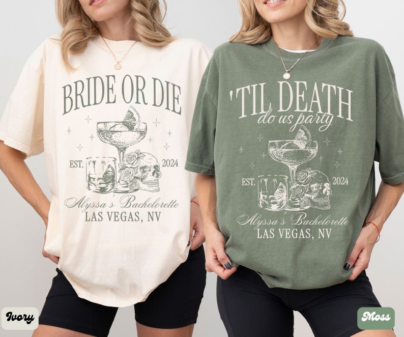 Puede incluir: Dos camisetas con tem&aacute;tica de despedida de soltera. La camiseta de color marfil dice "Bride or Die" y la camiseta verde musgo dice "'Til Death do us party". Ambas camisetas presentan una calavera, una copa de c&oacute;ctel y el texto "Alyssa's Bachelorette Las Vegas, NV".