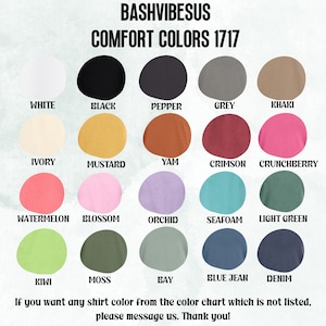 K&ouml;nnte beinhalten: Eine Farbkarte mit 18 verschiedenen T-Shirt-Farben. Die Farben sind in vier Reihen mit jeweils f&uuml;nf Farben angeordnet. Die Farben umfassen Wei&szlig;, Schwarz, Pfeffer, Grau, Khaki, Elfenbein, Senf, Yam, Rot, Himbeere, Wassermelone, Bl&uuml;te, Orchidee, Meeresschaum, Hellgr&uuml;n, Kiwi, Moos, Bucht, Jeansblau und Denim. Die Karte tr&auml;gt den Titel "Bashvibesus Comfort Colors 1717".