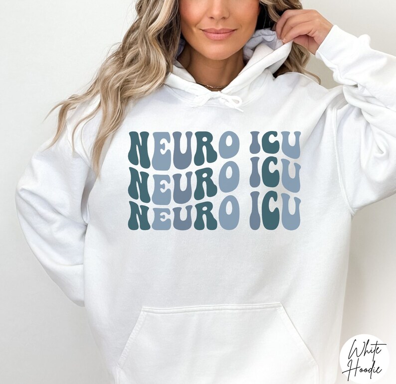 Pode incluir: Camisola de capuz branca com o texto "NEURO ICU" repetido tr&ecirc;s vezes numa fonte retro azul e verde.