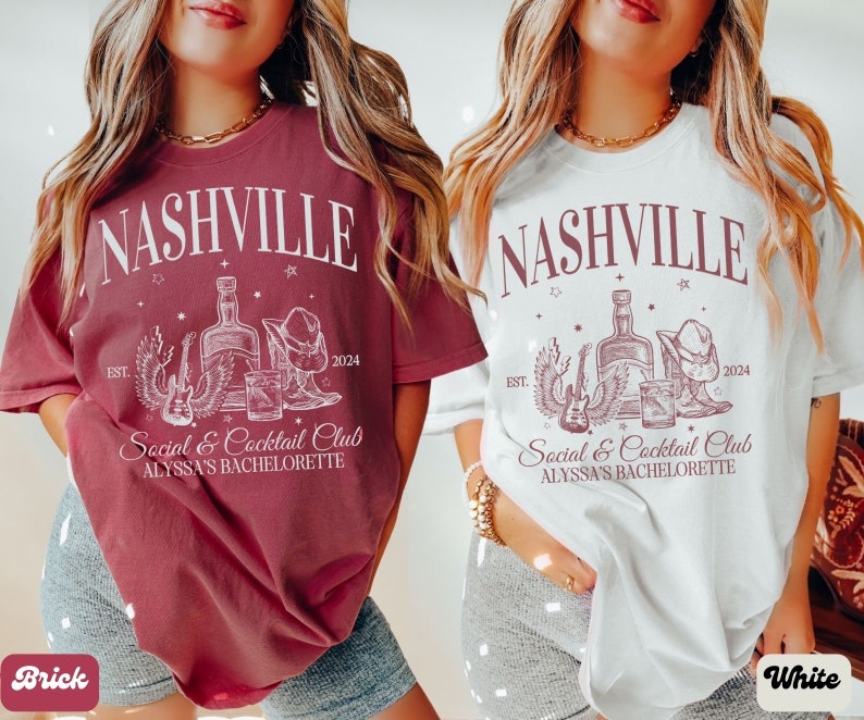 K&ouml;nnte beinhalten: Zwei Frauen tragen T-Shirts mit einem wei&szlig;en Grafikdesign, auf dem "Nashville Social & Cocktail Club Alyssa's Bachelorette" steht, sowie eine Zeichnung einer Flasche Alkohol, eines Glases, einer Gitarre, eines Cowboyhuts und Cowboy-Stiefeln. Das T-Shirt links ist ziegelrot und das T-Shirt rechts ist wei&szlig;.