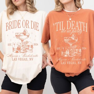 Puede incluir: Dos camisetas con un tema de despedida de soltera. La camiseta de color marfil dice "Bride or Die" con una calavera y una copa de c&oacute;ctel. La camiseta naranja dice "Til Death Do Us Party" con una calavera y una copa de c&oacute;ctel. Ambas camisetas tienen el texto "Alyssa's Bachelorette Las Vegas, NV" y los a&ntilde;os "EST. 2024".