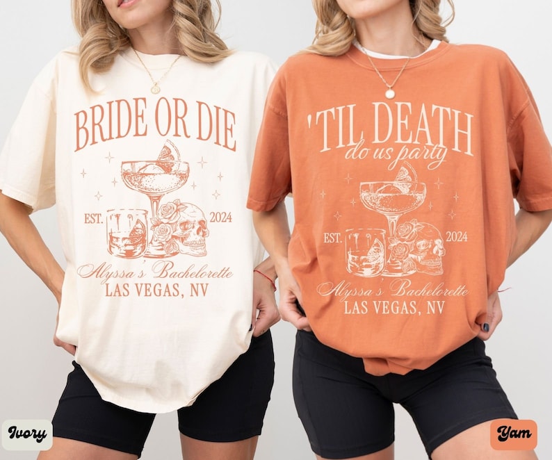 Puede incluir: Dos camisetas con un tema de despedida de soltera. La camiseta de color marfil dice "Bride or Die" con una calavera y una copa de c&oacute;ctel. La camiseta naranja dice "Til Death Do Us Party" con una calavera y una copa de c&oacute;ctel. Ambas camisetas tienen el texto "Alyssa's Bachelorette Las Vegas, NV" y los a&ntilde;os "EST. 2024".