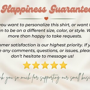 Op de afbeelding: Tekst "Happiness Guarantee" met een hartje. Als je dit shirt wilt personaliseren, of als je het ontwerp in een andere maat, kleur of stijl wilt, dan zijn we meer dan blij om je verzoek te verwerken. Klanttevredenheid is onze hoogste prioriteit. Als je vragen, opmerkingen of problemen hebt, aarzel dan niet om contact met ons op te nemen! Vijf gele sterren. Bedankt voor het steunen van ons kleine bedrijf.