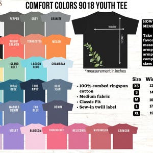 Pode incluir: Uma exibi&ccedil;&atilde;o de camisetas Comfort Colors 9018 Youth Tee em v&aacute;rias cores, incluindo branco, preto e azul jeans. A imagem inclui uma camiseta preta com um design de folha verde, tabela de tamanhos com medidas em polegadas e detalhes do tecido.