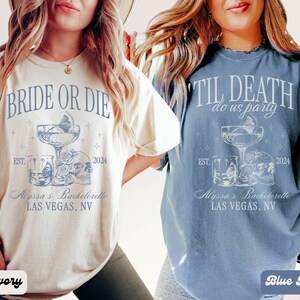 Puede incluir: Dos camisetas con un gr&aacute;fico de calavera y c&oacute;ctel. La camiseta de color marfil dice "Bride or Die" y la camiseta de mezclilla azul dice "Til Death do us party". Ambas camisetas tienen el texto "Alyssa's Bachelorette Las Vegas, NV" y "Est. 2024".