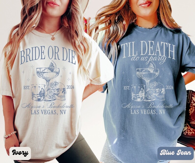 Puede incluir: Dos camisetas con un gr&aacute;fico de calavera y c&oacute;ctel. La camiseta de color marfil dice "Bride or Die" y la camiseta de mezclilla azul dice "Til Death do us party". Ambas camisetas tienen el texto "Alyssa's Bachelorette Las Vegas, NV" y "Est. 2024".