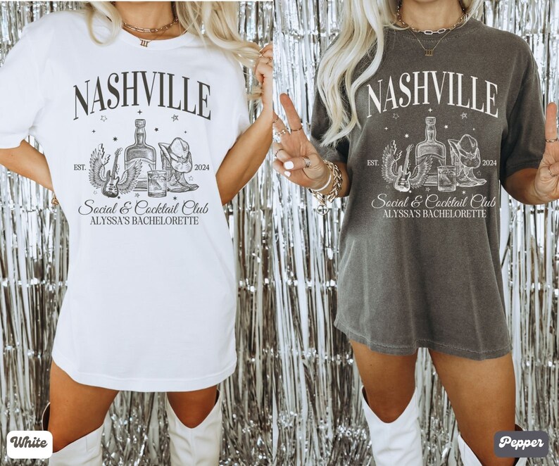 K&ouml;nnte beinhalten: Zwei wei&szlig;e T-Shirts mit einem schwarzen Grafikdesign. Die Grafik zeigt eine Flasche Alkohol, einen Cowboyhut, eine Gitarre und den Text "Nashville Social & Cocktail Club Alyssa's Bachelorette Est. 2024". Ein Shirt ist wei&szlig; und das andere ist dunkelgrau.