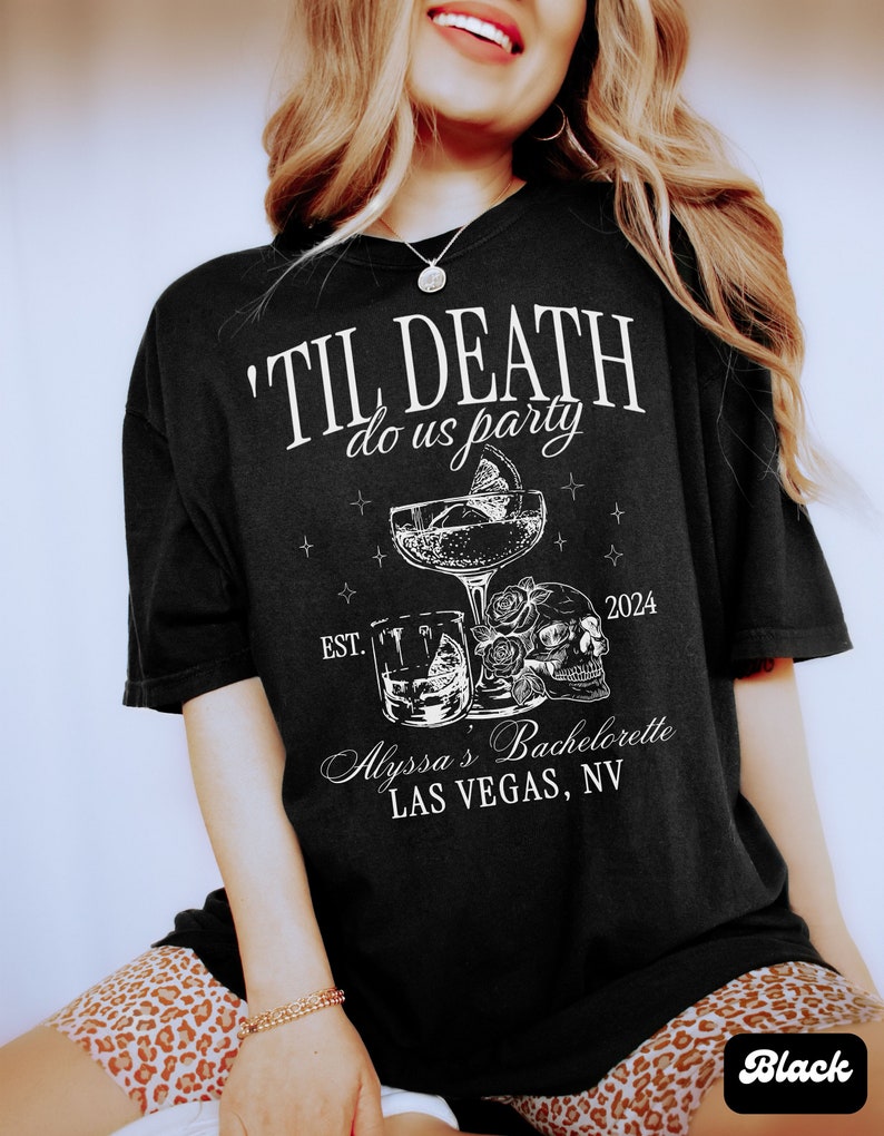 Puede incluir: Camiseta negra con texto blanco que dice 'Til Death Do Us Party' con un gr&aacute;fico de calavera y huesos cruzados y el texto 'Alyssa's Bachelorette Las Vegas, NV'.