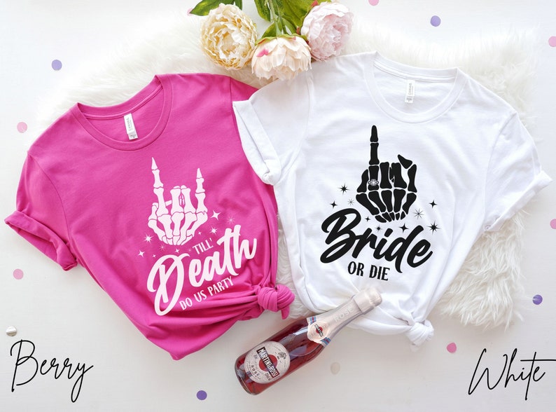 Puede incluir: Dos camisetas blancas con un dise&ntilde;o de mano de esqueleto. La camiseta rosa dice "Till Death Do Us Party" y la camiseta blanca dice "Bride or Die".