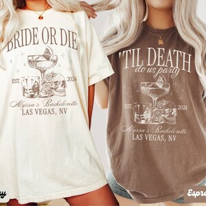 Puede incluir: Dos camisetas con un gr&aacute;fico de calavera y c&oacute;ctel. La camiseta de color marfil dice "Bride or Die" y la camiseta de color espresso dice "'Til Death do us party". Ambas camisetas dicen "Alyssa's Bachelorette Las Vegas, NV" y "Est. 2024".