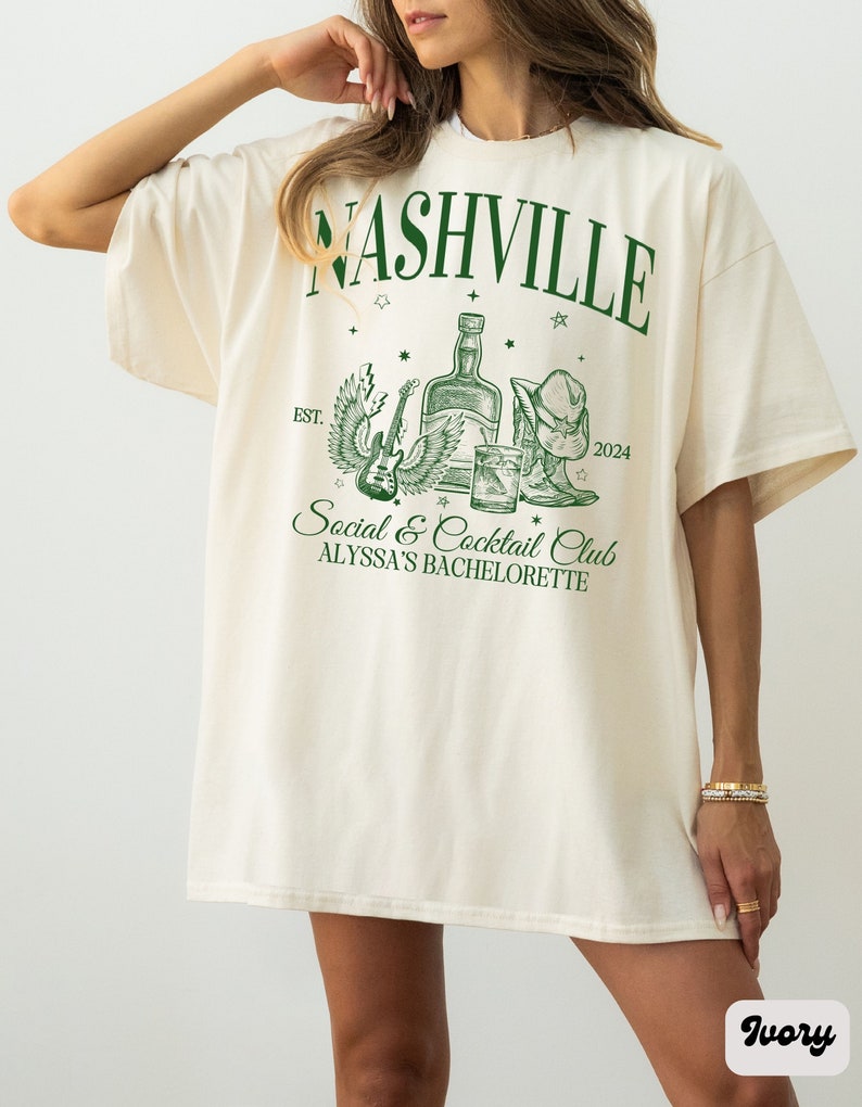 K&ouml;nnte beinhalten: Ein cremefarbenes T-Shirt mit einem gr&uuml;nen Grafikdesign, auf dem "Nashville Social & Cocktail Club Alyssa's Bachelorette" steht, mit einer Flasche Alkohol, einer Gitarre und einem Cowboyhut.