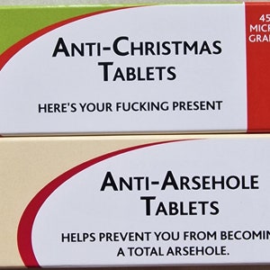 Pastillero de medicamentos anti broma navideña con un extra arrojado en Ideal Secret Santa Prank