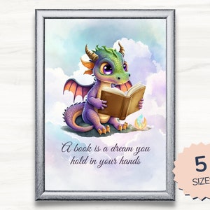Dragon Reading Art Print. Praca artystyczna czytelnika. Prezent dla mola książkowego lub bibliotekarza. Czytanie słodkiego małego smoka. Wydruk dla miłośnika książek fantasy. Natychmiastowe pobranie.