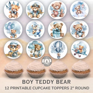 Pode incluir: Doze toppers de cupcake redondos imprimíveis de 5 cm de diâmetro com um esquema de cores azul e branco com ilustrações de ursos de peluche em várias poses. Os ursos de peluche usam chapéus de aviador, seguram balões e voam em balões de ar quente. O texto "BOY TEDDY BEAR" e "12 PRINTABLE CUPCAKE TOPPERS 2" ROUND" está incluído na imagem.