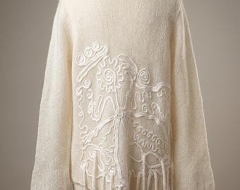 Whimsygoth-ivoorkleurige mohairtrui met appliqué en franje, asymmetrische gebreide boho-trui met geribbelde achterkant, crème Mori Kei-trui maat EU 42 US L