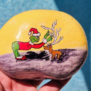 Hand-Painted Grinch Rock Art: Dr. Seuss Christmas Decor in 3D Frame