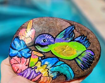 Handbemalte Kolibri-Fluss-Felsen-Kunst mit schwimmendem Display