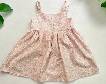 Abigail Kleid, handgemachtes florales Kleinkindkleid, Trägerkleid mit Knöpfen für Mädchen, Sommer-Sonnenkleid
