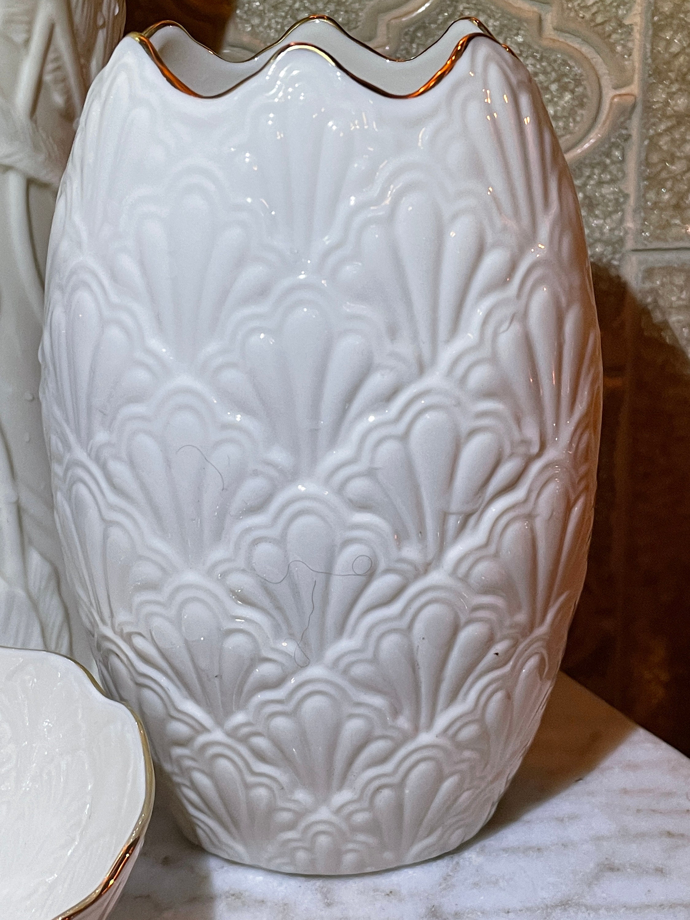 Lenox Classic Treasures, Flared Tulip Base, Shell Pattern Jacquard Vase