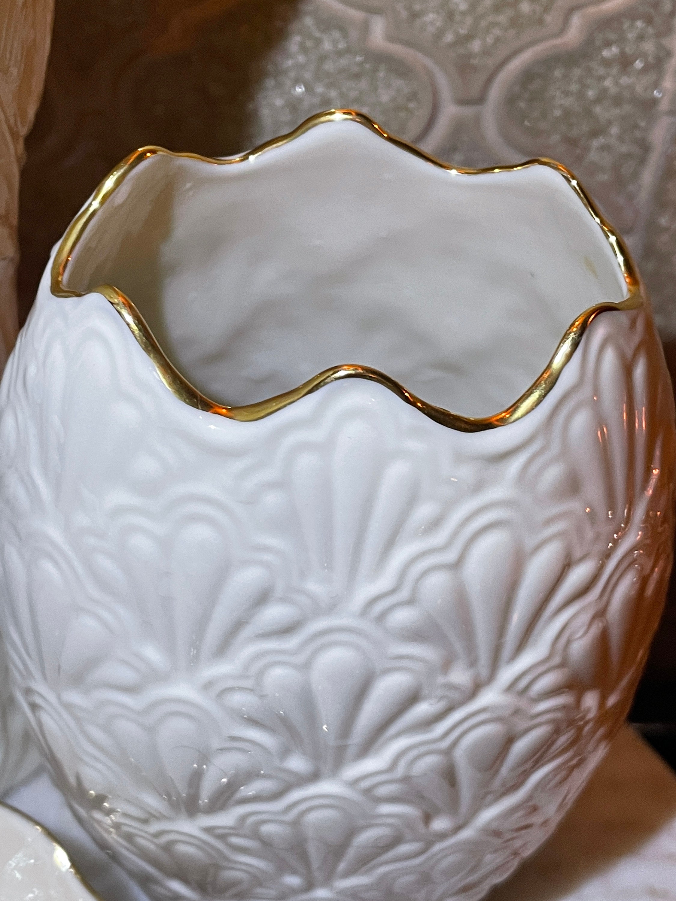 Lenox Classic Treasures, Flared Tulip Base, Shell Pattern Jacquard Vase