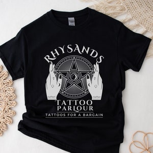 ACOTAR Rhysand&#39;s Tattoo Parlour T-shirt Night Court Gift SJM Licensed ACOMAF Feyre Classic Unisex Crewneck T-shirt