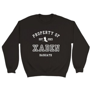 Fourth Wing Xaden Riorson Property Of Collegiate Sweatshirt Basgiath War College Merch Klassiek unisex sweatshirt met ronde hals Black