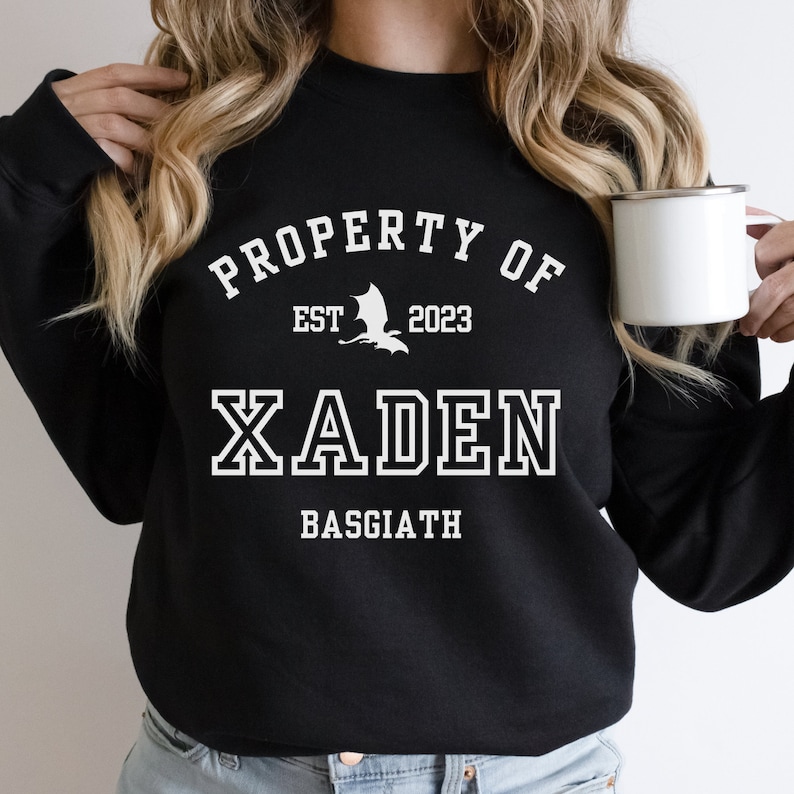 Fourth Wing Xaden Riorson Property Of Collegiate Sweatshirt Basgiath War College Merch Klassiek unisex sweatshirt met ronde hals afbeelding 1