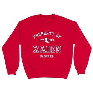 Fourth Wing Xaden Riorson Property Of Collegiate Sweatshirt Basgiath War College Merch Klassiek unisex sweatshirt met ronde hals Red