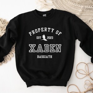 Fourth Wing Xaden Riorson Property Of Collegiate Sweatshirt Basgiath War College Merch Klassiek unisex sweatshirt met ronde hals afbeelding 2