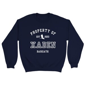 Fourth Wing Xaden Riorson Property Of Collegiate Sweatshirt Basgiath War College Merch Klassiek unisex sweatshirt met ronde hals Navy