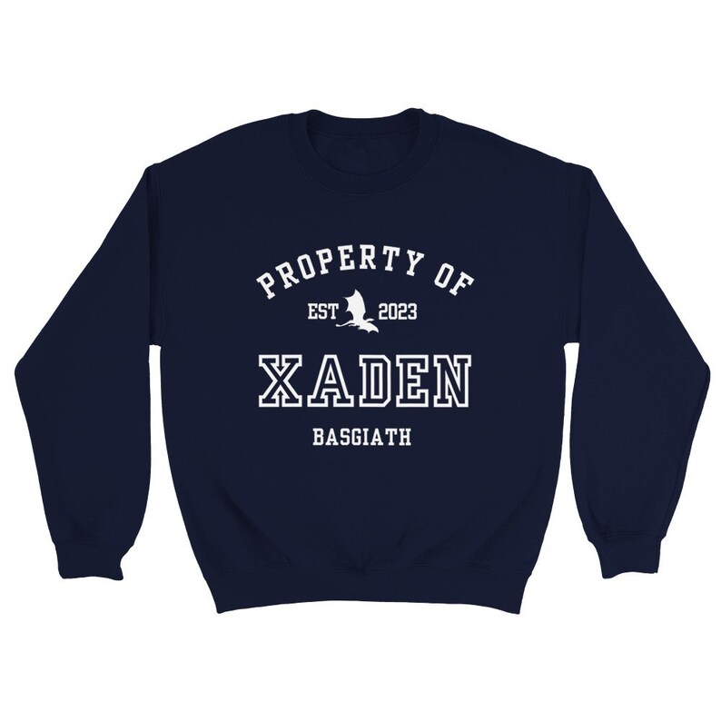 Fourth Wing Xaden Riorson Property Of Collegiate Sweatshirt Basgiath War College Merch Klassiek unisex sweatshirt met ronde hals Navy