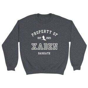 Fourth Wing Xaden Riorson Property Of Collegiate Sweatshirt Basgiath War College Merch Klassiek unisex sweatshirt met ronde hals Dark Heather
