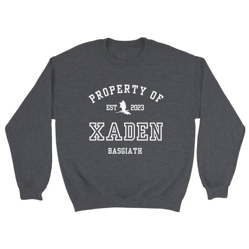 Fourth Wing Xaden Riorson Property Of Collegiate Sweatshirt Basgiath War College Merch Klassiek unisex sweatshirt met ronde hals Dark Heather