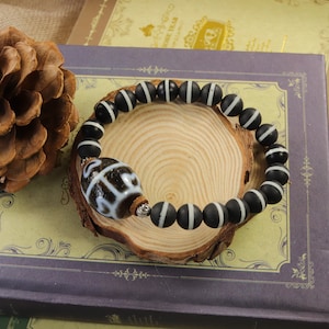 Bracelet de perles Dzi avec amulette tibétaine Earth Door Six Heart