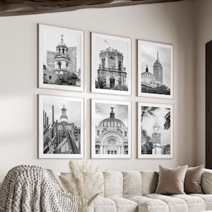 Könnte beinhalten: Ein Set aus sechs schwarz-weißen Wandbildern in Rahmen, die architektonische Wahrzeichen und Stadtansichten zeigen. Die Sammlung umfasst Bilder von historischen Türmen, Kuppelbauten und städtischen Strukturen in Rasteranordnung.