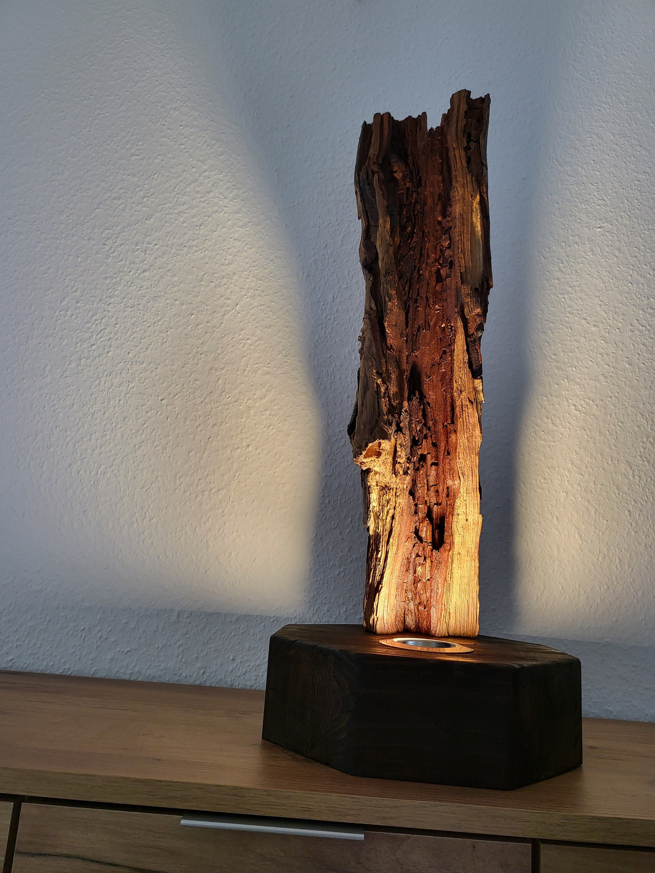 Holz Stehlampe Baumstamm Altholz Ein kleiner Baum mit indirekter