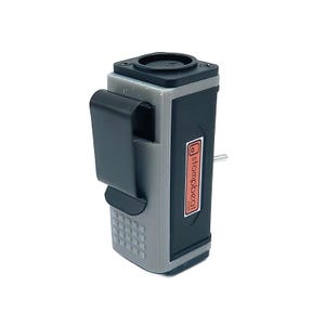 Puede incluir: Un pedal de efectos gris y negro con un clip negro en el lateral. El pedal tiene un botón negro en la parte superior y el texto "stompbeat" impreso en el lateral.