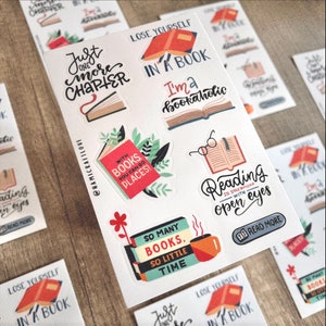 Könnte beinhalten: Ein Set mit neun Buch-Sticker mit verschiedenen Designs und Sprüchen, darunter "Just one more chapter", "Lose yourself in a book", "I'm a bookaholic", "With books you can go places", "So many books, so little time", und "Reading is dreaming with open eyes".