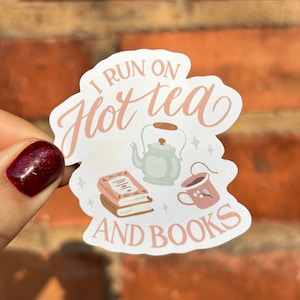 Autocollant Autocollant Je cours sur du thé chaud et des livres Livre Love Books Cup Kindle Ordinateur portable Scrapbook Bullet Journal Bujo bookish booktok bookstagram