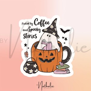 Könnte beinhalten: Ein Halloween-Aufkleber mit einem Geist in einem Hexenhut, der in einer orangefarbenen Kürbis-Tasse liest. Der Text lautet "Fueled by Coffee and Spooky Stories". Eine schwarze Fledermaus, Sterne und eine kleine florale Tasche sind ebenfalls enthalten.