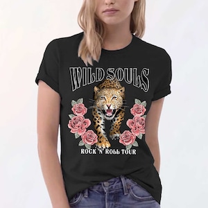ヒョウロックTシャツ、ワイルドソウルスローガン、ビッグキャットギフト、バラの花のグラフィック、レディースティーンガールフェスティバルプリントTシャツ