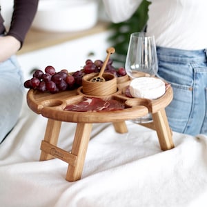 Mesa rústica para vino al aire libre, mesa de picnic de madera hecha a mano, bandeja de servicio plegable portátil, tabla de vino y queso, regalo personalizado para el hogar
