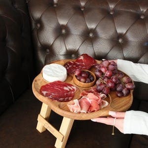 Mesa de vino de madera portátil para picnic, mesa de vino de madera para servir bocadillos, bandeja de picnic para servir al aire libre, mesa de vino de madera personalizada, regalo de Pascua