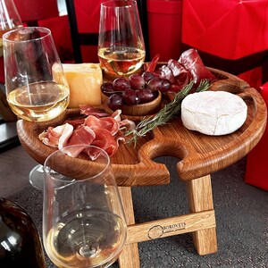Plato de vino para 4 personas, portacopas, bandeja para quesos y carnes para servir en una mesa festiva, mesa de desayuno portátil pequeña con patas