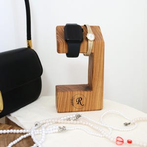 Présentoir en bois personnalisé pour homme et femme, cadeau monogramme personnalisé, présentoir moderne pour montre et bracelet, organiseur minimaliste