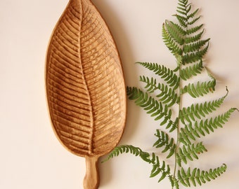 Wooden Snack Plate with Handle, Leaf-Shaped Charcuterie Tray, Rustic Appetizer Platter, Handmade Serving Dish for Parties, Housewarming Gift