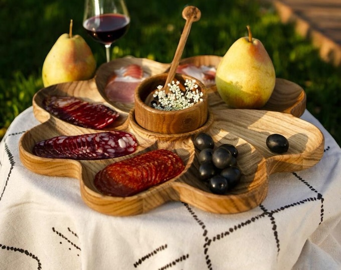 Vorspeisenteller für Sommerpicknicks und Grillabende, rustikaler Snack aus Holz mit Abschnitten und Dipschale, Charcuterie-Serviertablett im Freien Geschenk