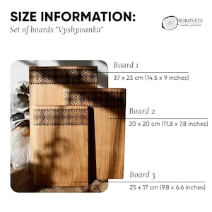 K&ouml;nnte beinhalten: Set aus drei Holz-Schneidebrettern mit einem dekorativen Design. Die Bretter sind nach Gr&ouml;&szlig;e geordnet, das gr&ouml;&szlig;te Brett oben und das kleinste Brett unten. Die Bretter sind aus hellem braunem Holz gefertigt und haben ein dunkelbraunes Design. Das Design ist ein traditionelles ukrainisches Stickmuster namens "Vyshyvanka". Die Bretter sind mit ihren Abmessungen in Zentimetern und Zoll gekennzeichnet. Brett 1: 37 x 23 cm (14,5 x 9 Zoll). Brett 2: 30 x 20 cm (11,8 x 7,8 Zoll). Brett 3: 25 x 17 cm (9,8 x 6,6 Zoll).
