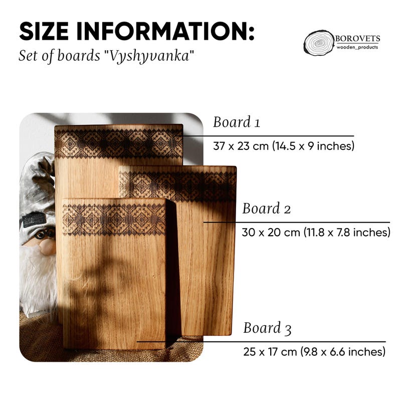K&ouml;nnte beinhalten: Set aus drei Holz-Schneidebrettern mit einem dekorativen Design. Die Bretter sind nach Gr&ouml;&szlig;e geordnet, das gr&ouml;&szlig;te Brett oben und das kleinste Brett unten. Die Bretter sind aus hellem braunem Holz gefertigt und haben ein dunkelbraunes Design. Das Design ist ein traditionelles ukrainisches Stickmuster namens "Vyshyvanka". Die Bretter sind mit ihren Abmessungen in Zentimetern und Zoll gekennzeichnet. Brett 1: 37 x 23 cm (14,5 x 9 Zoll). Brett 2: 30 x 20 cm (11,8 x 7,8 Zoll). Brett 3: 25 x 17 cm (9,8 x 6,6 Zoll).